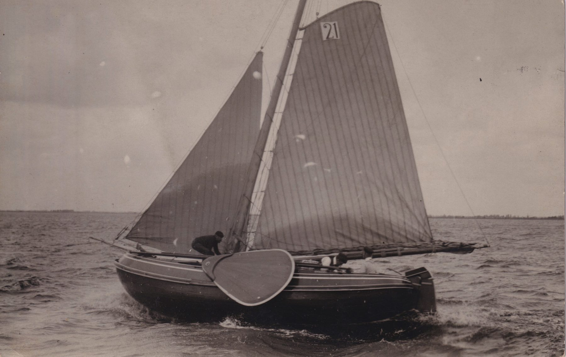 De zwaar gereefde boeiers op het stormachtige Sneekermeer, 1912