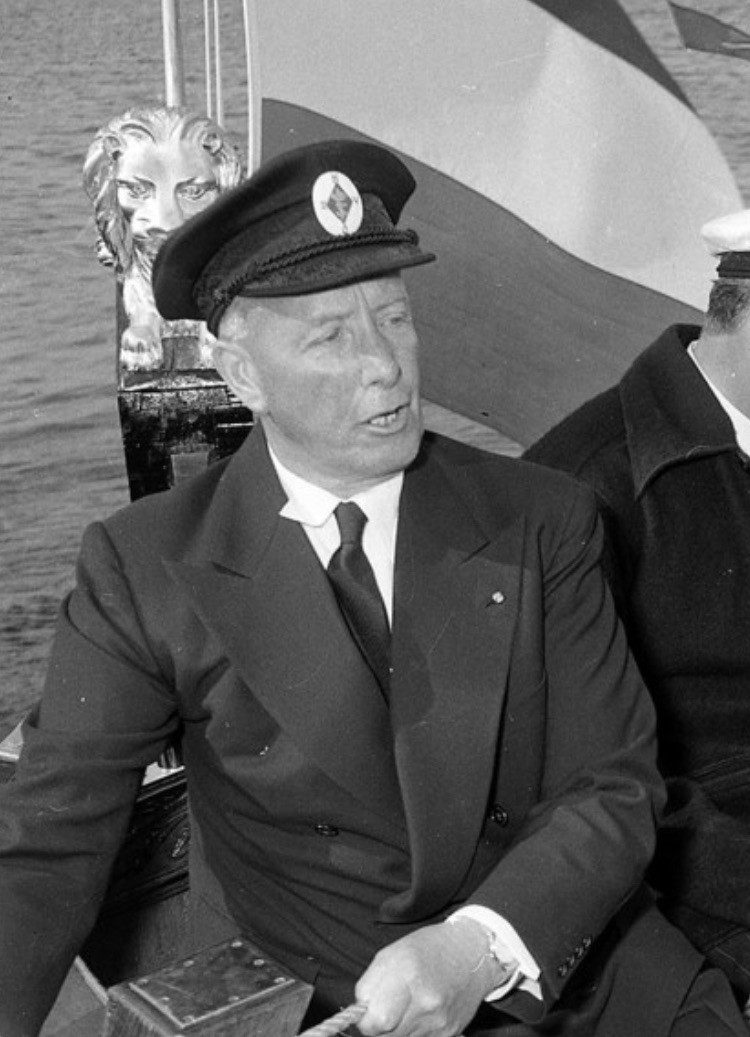 Hidde Halbertsma aan boord van de Constanter, bij de vergulde leeuw op het roer